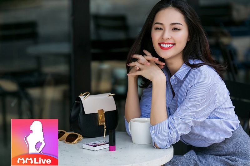 Với làn da trắng và đôi mắt hút hồn