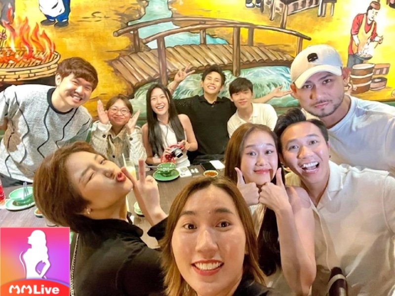 ngồi bên cạnh nhau